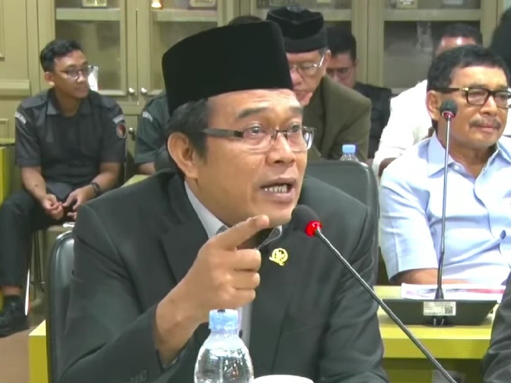 Anggota DPD RI asal Sumut, Pendeta Penrad Siagian saat rapat Komite I bersama KPU, DKPP, dan Bawaslu RI,&nbsp;Selasa&nbsp;(2/12).