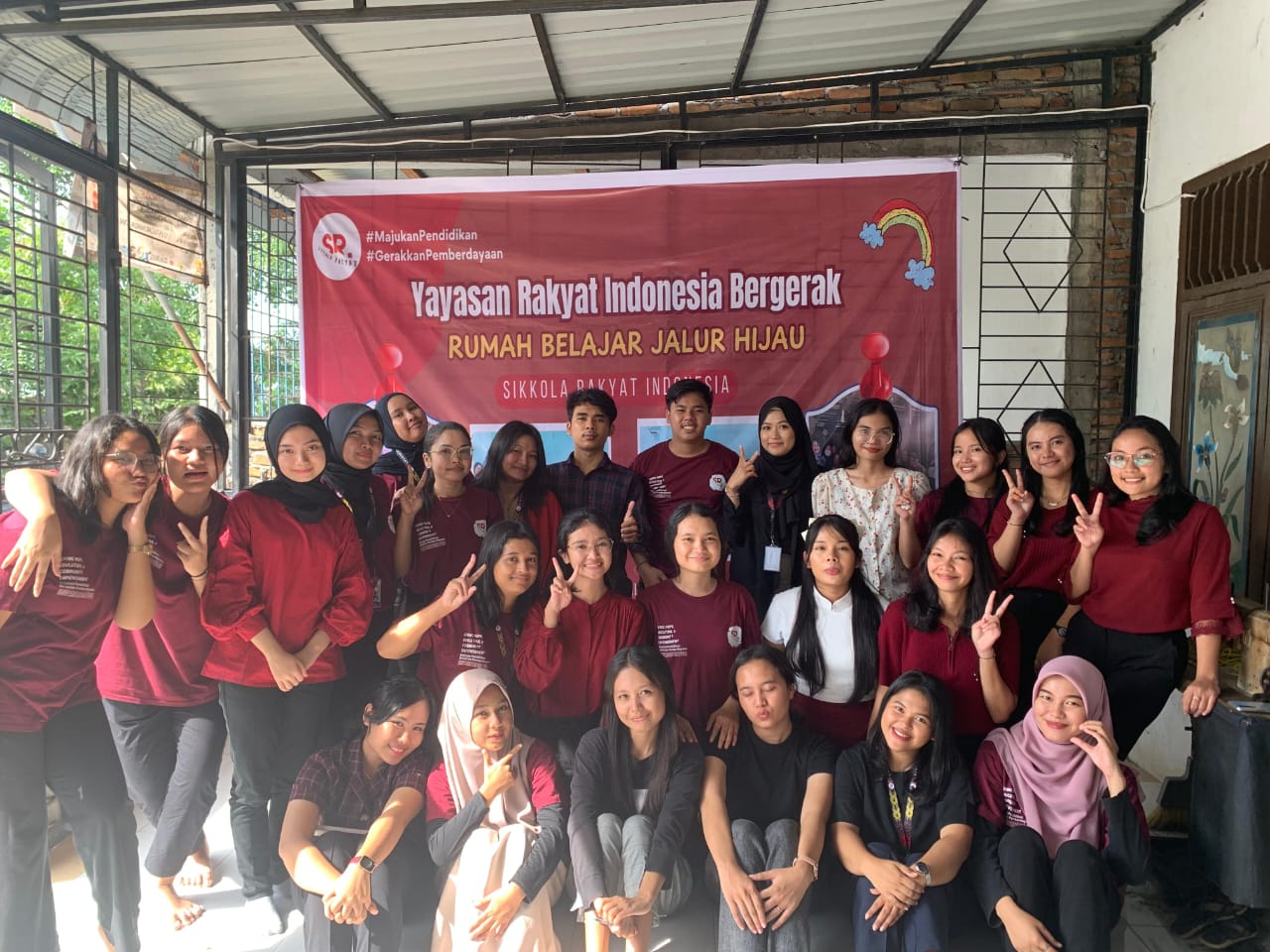 DIABADIKAN:  Generasi Muda yang tergabung dalam Sikkola Rakyat Indonesia diabadikan saat di salah satu daerah project. FOTO: JULAIKA/SUMUT&nbsp;POS