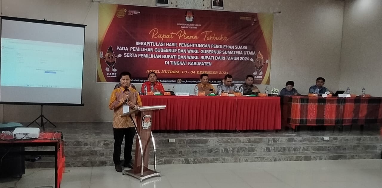 Ketua KPU Dairi, Ariyanto Tinendung sampaikan sambutan saat membuka rekapitulasi penghitungan perolehan suara tingkat Kabupaten Pilkada 2024 Gubernur/Wakil Gubernur Sumut dan Bupati/Wakil Bupati Dairi