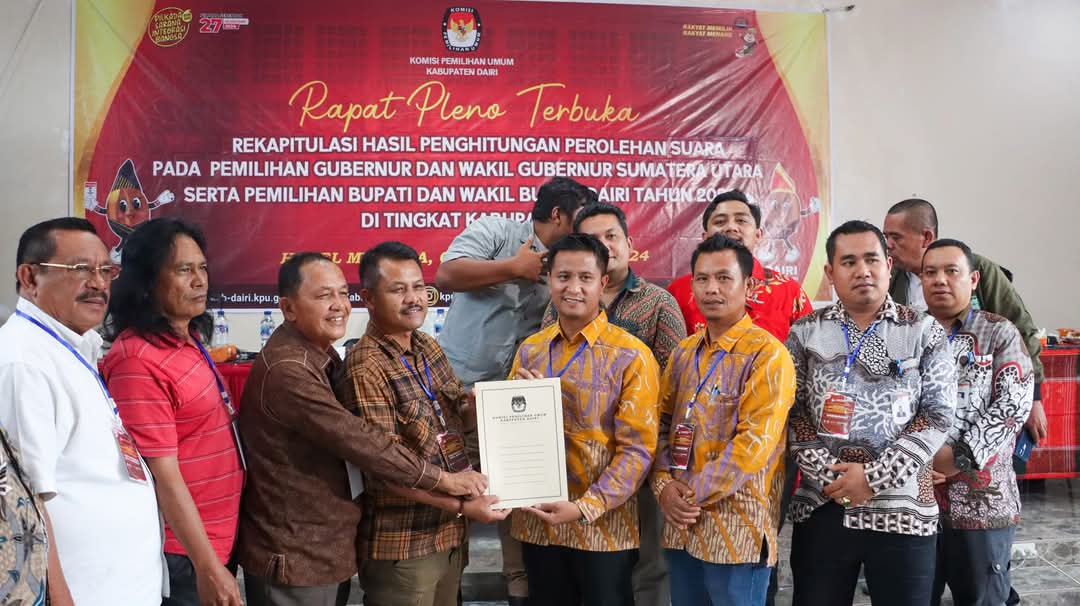 HASIL REKAPITULASI: Ketua KPU Dairi, Ariyanto Tinendung serahkan hasil rekapitulasi perhitungan suara kepada saksi paslon Bupati/Wakil Bupati Dairi no urut 5, Ir Vickner Sinaga-Wahyu Daniel Sagala.