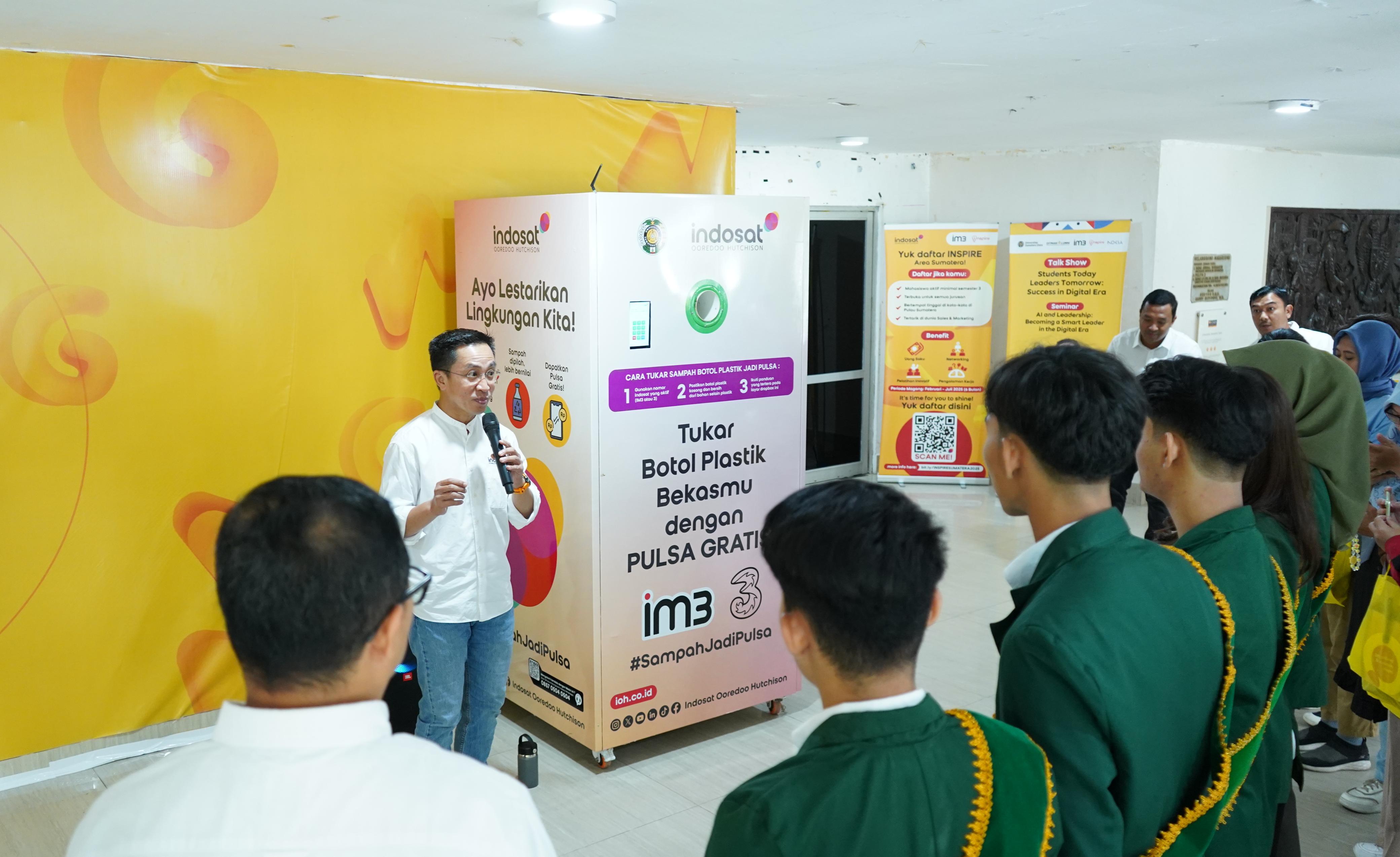 SAMPAH JADI PULSA: Agus Sulistio, EVP &ndash; Head of Circle Sumatra saat menjelaskan kepada mahasiswa tentang program Bank Sampah. Program ini merupakan program&nbsp;CSR&nbsp;Indosat.