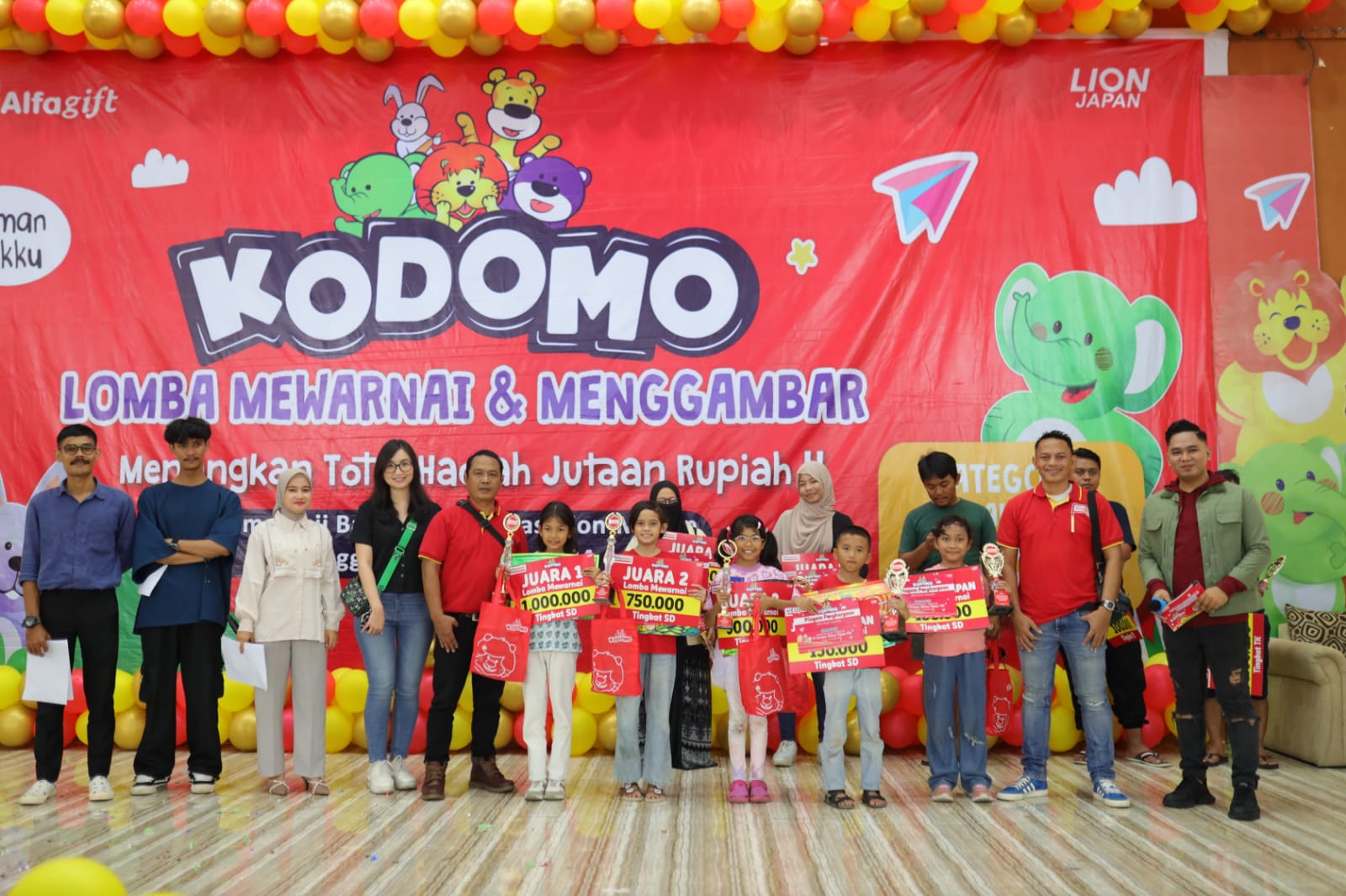 PEMENANG: Para pemenang lomba mewarnai dan menggambar yang digelar oleh Alfamart bersama Kodomo berfoto bersama, di Asrama Haji, Minggu (01/12/2024).