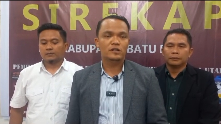 SIARAN PERS: Ketua KPU Batubara Erwin  didampingi Komisioner KPU Bidang Hukum dan Komisioner KPU Bidang Teknis Sulianto saat siara pers hasil rekapitulasi penghitungan suara di Pilkada&nbsp;Batubara.