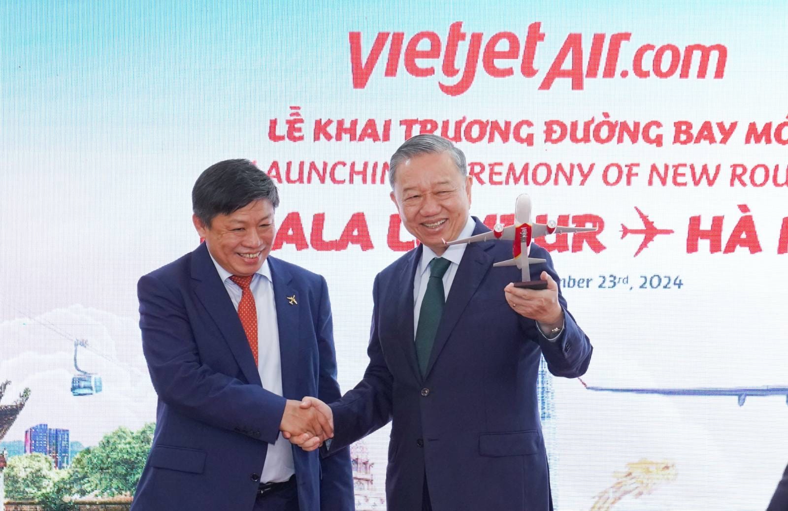 Sekretaris Jenderal Vietnam To Lam (kanan) mengucapkan selamat kepada Vietjet atas peluncuran rute&nbsp;baru.&nbsp;(Ist)