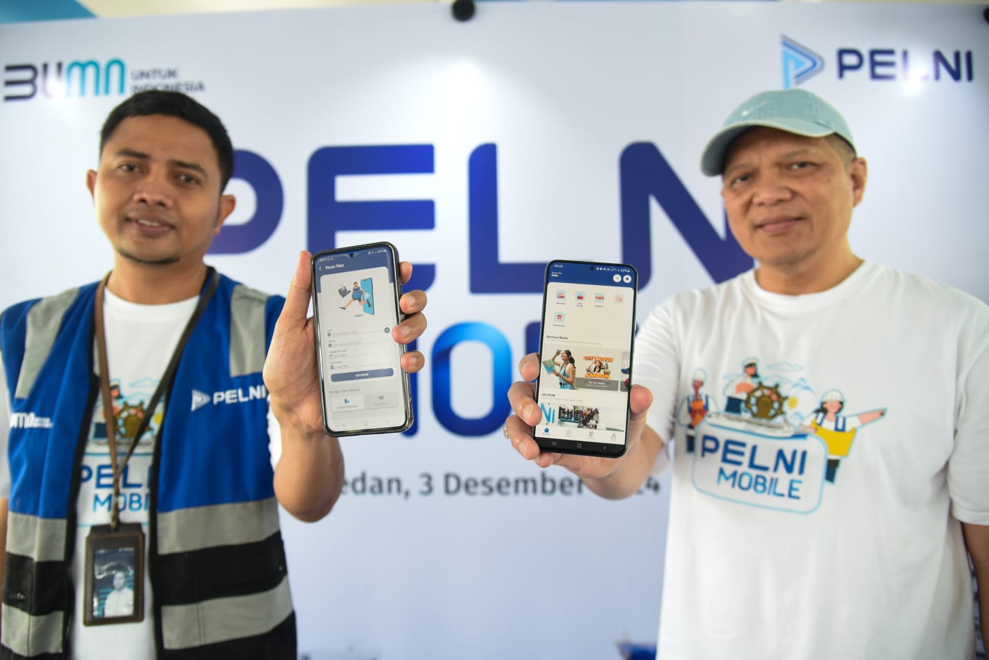 Vice President Usaha Penumpang Non-Komersial PT Pelni, Presda Simangasing dan Kepala PT Pelni Kantor Cabang Medan Doni Romadhoni menunjukan aplikasi PELNI&nbsp;MOBILE.&nbsp;(Ist)