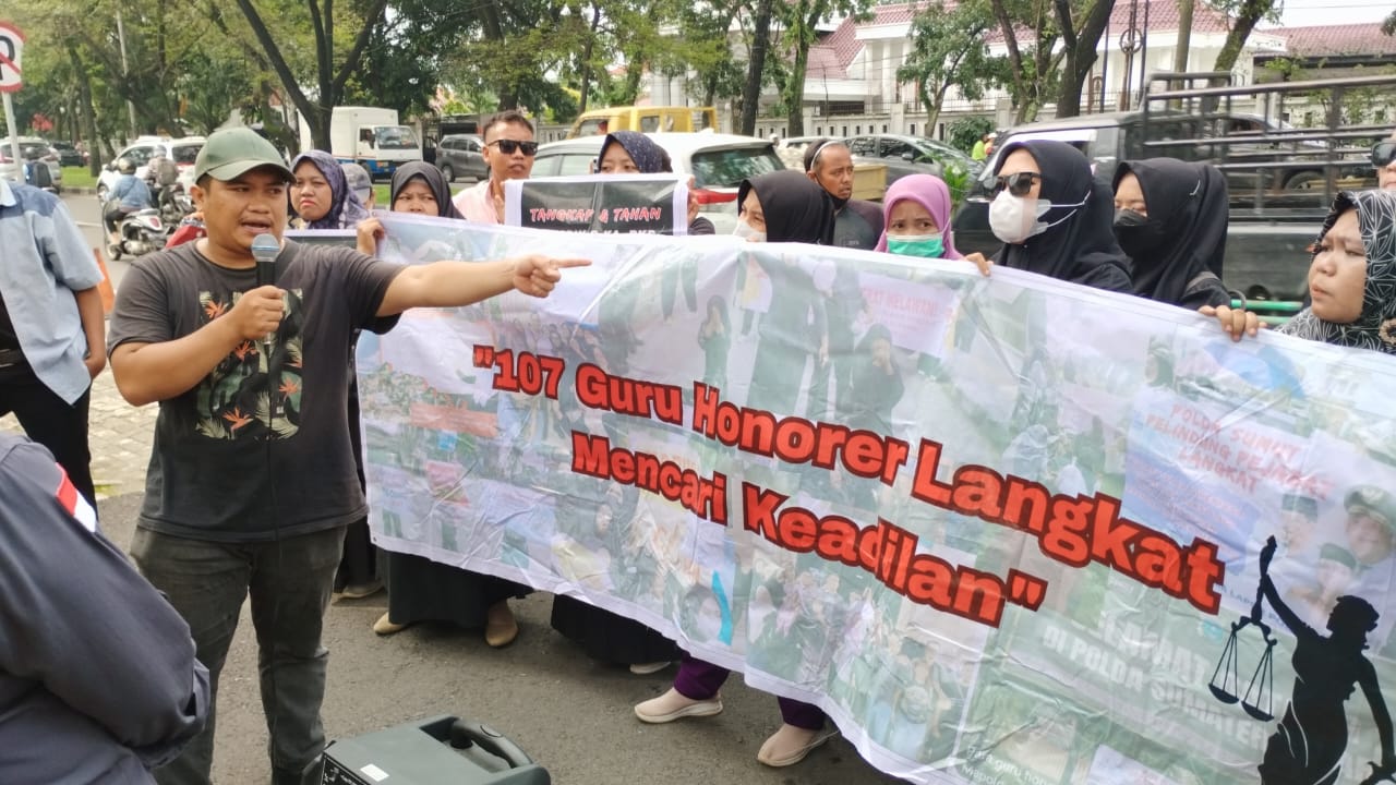 UNJUKRASA: Puluhan guru honorer Langkat, berunjuk rasa di Kantor Kejatisu, Rabu (4/12). AGUSMAN/SUMUT&nbsp;POS