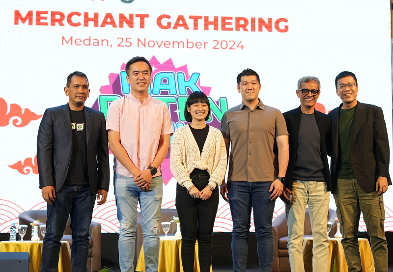 Presiden Gojek Catherine Hindra Sutjahyo (Ketiga dari kiri), Head of Sales Gojek Sovan Ganguly (Kedua dari kanan) bersama Manajemen, Pelaku usaha kuliner Medan dan Konten Kreator Food Industry