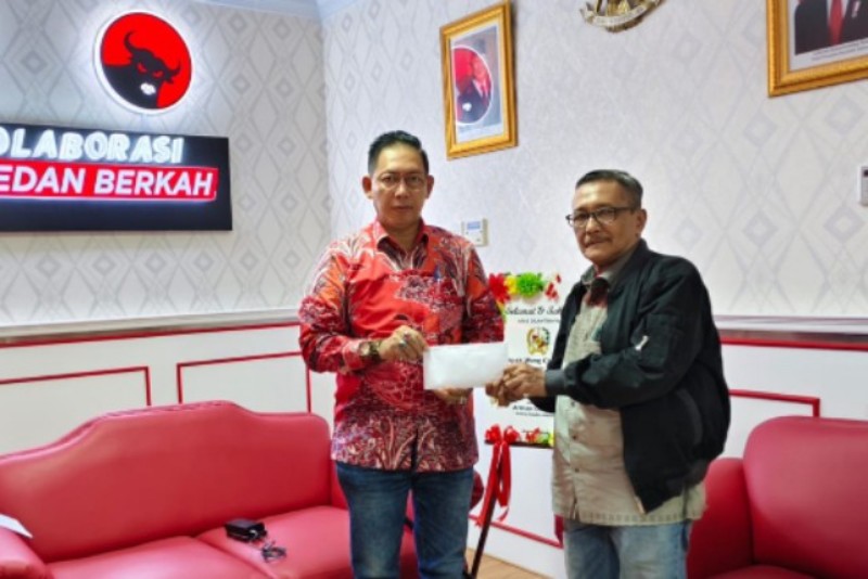 TERIMA: Ketua DPRD Kota Medan, Drs. Wong Chun Sen Tarigan MPdB, menerima audiensi Persatuan Alumni GMNI Kota Medan yang tergabung pada Forum Marhaenis Kota Medan di ruang kerjanya pada Gedung DPRD
