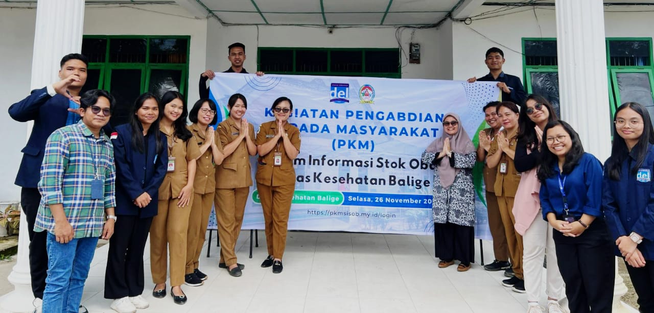 SOSIALISASI: Tim PKM IT Del pada sosialisasi website pengelolaan stok obat untuk Dinas Kesehatan Balige.(ISTIMEWA)