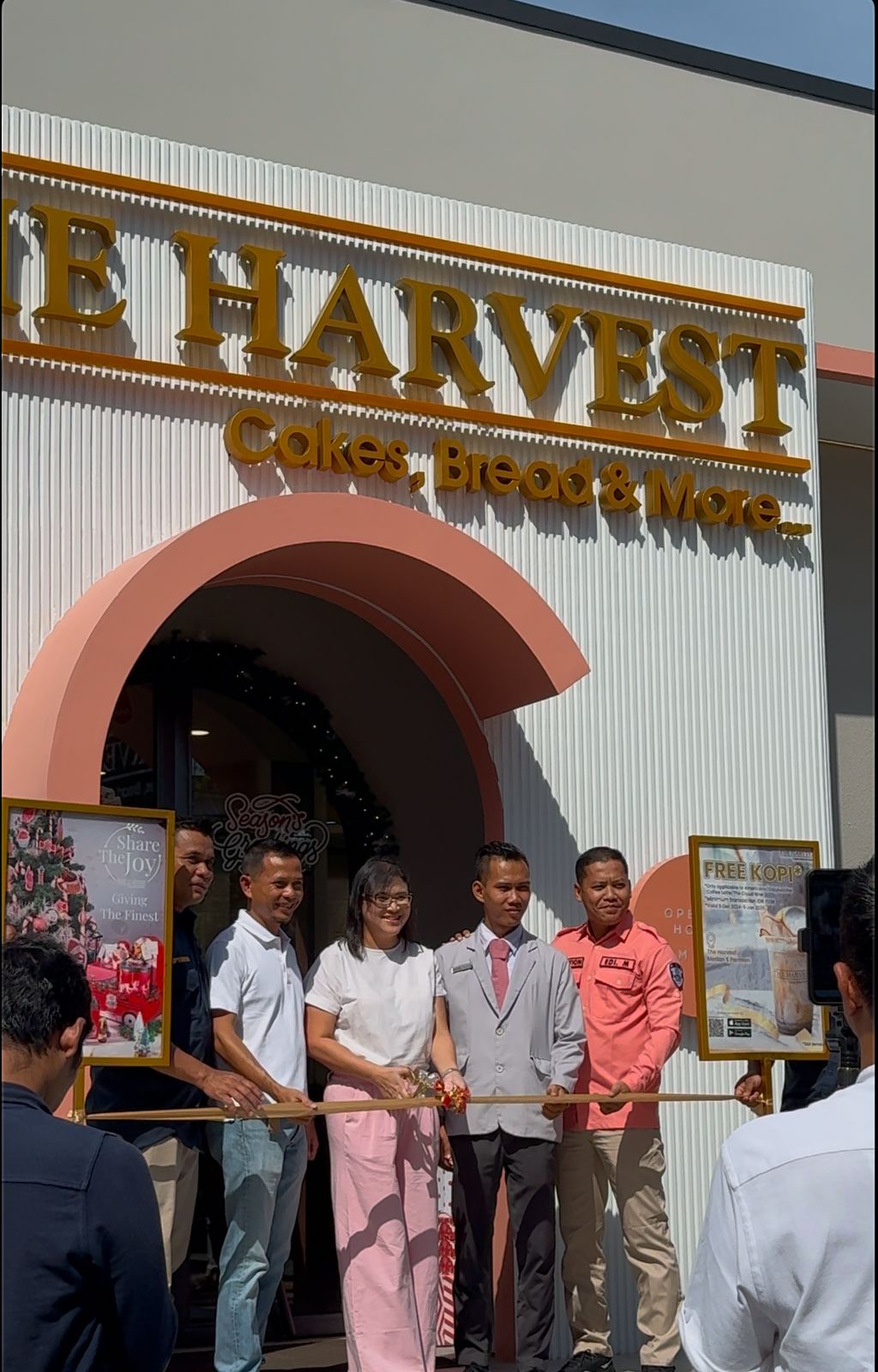 Head of Marketing The Harvest Group Linda Hendra menggunting pita pada acara grand opening The Harvest  Jalan S Parman yang merupakan tempat ngumpul dan ngopi baru bagi cake lovers Medan.