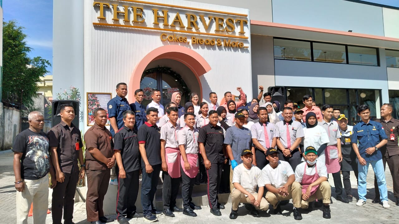 Para tim The Harvest Group dan The Harvest  Jalan S Parman Medan foto bersama di sela grand opening.