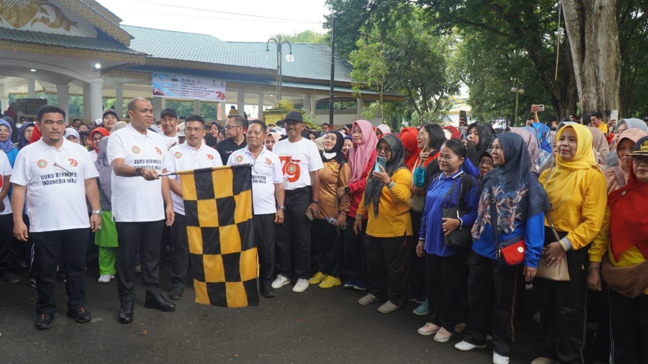 GERAK JALAN: Pj Bupati Langkat, Faisal Hasrimy melepas gerak jalan santai yang diikuti ribuan guru dalam rangka memperingati&nbsp;HUT&nbsp;ke-79&nbsp;PGRI.(Diskominfo Langkat/Sumut Pos )