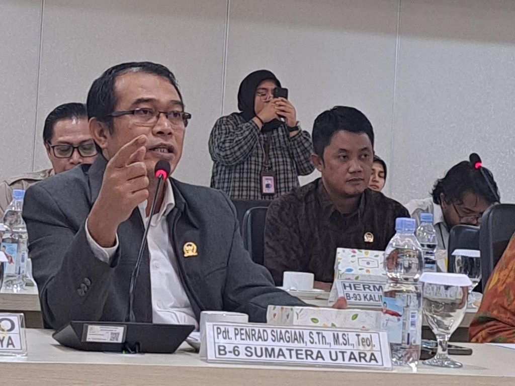 Anggota Badan Akuntabilitas Publik (BAP) DPD RI, Pdt Penrad Siagian saat rapat dengan BP2MI di Kompleks DPD RI, Jakarta, Rabu (4/12/2024). (Foto: Dokumentasi Pribadi Pdt&nbsp;Penrad&nbsp;Siagian)