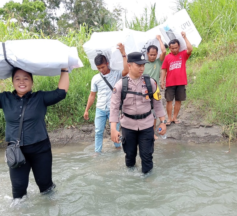KAWAL:  Personel Polda Sumut saat mengawal surat suara Pilkada 2024, di Nisel. Sumut Pos/Dokumen&nbsp;Pribadi