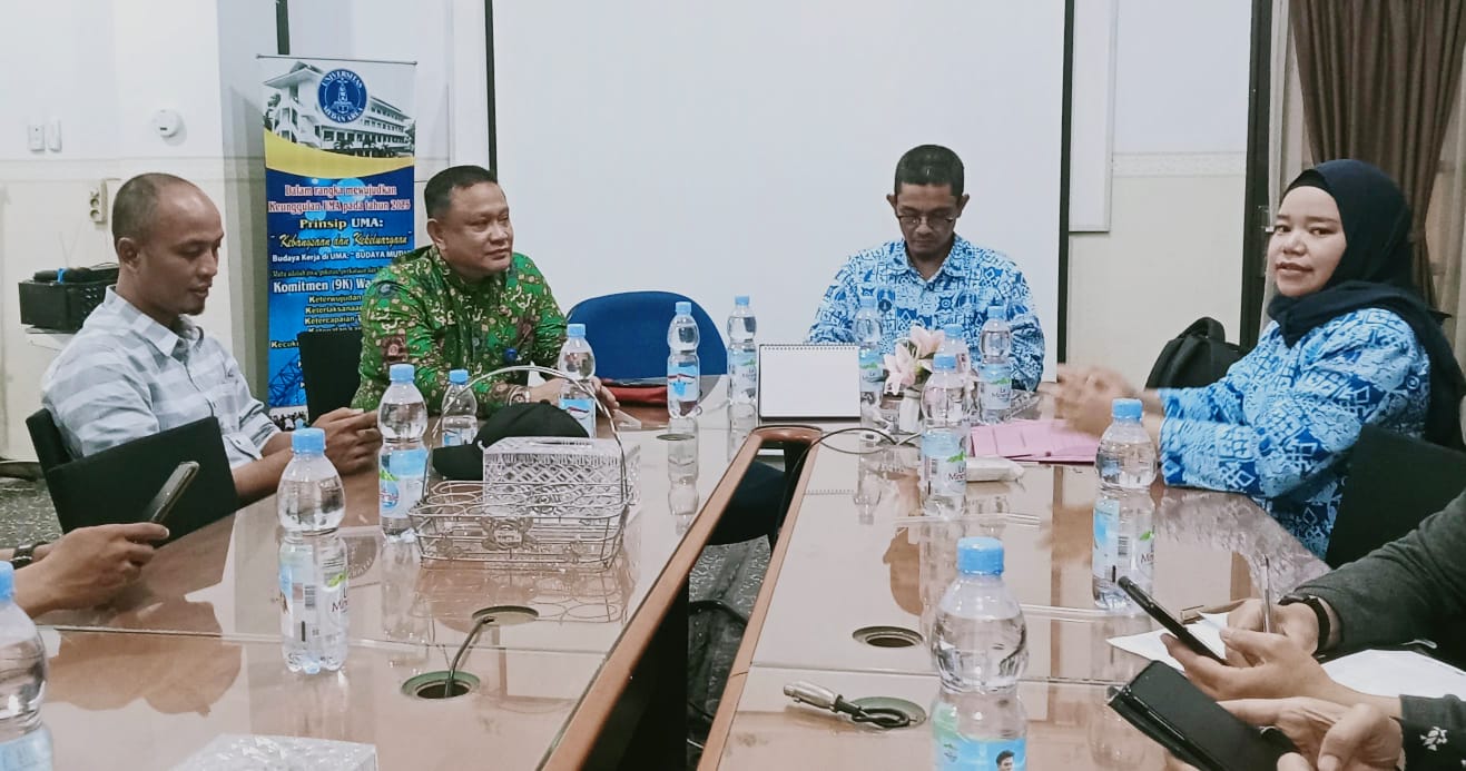 DEDDI MULIA PURBA/SUMUT POS WISUDA: Dr Dedi Sahputra MA (2 kanan) bersama wakil rektor III dan panitia wisuda, Kamis&nbsp;(15/12)&nbsp;petang.