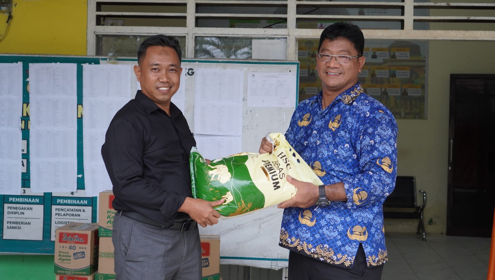 General Manager Hotel Harper Wahid Hasyim Medan, Edi Suprayetno (kiri) menyerahkan bantuan secara simbolis kepada Lurah Pekan Labuhan, Roy Sulaiman Batubara SE.MMPP mewakili masyarakat&nbsp;korban&nbsp;banjir.