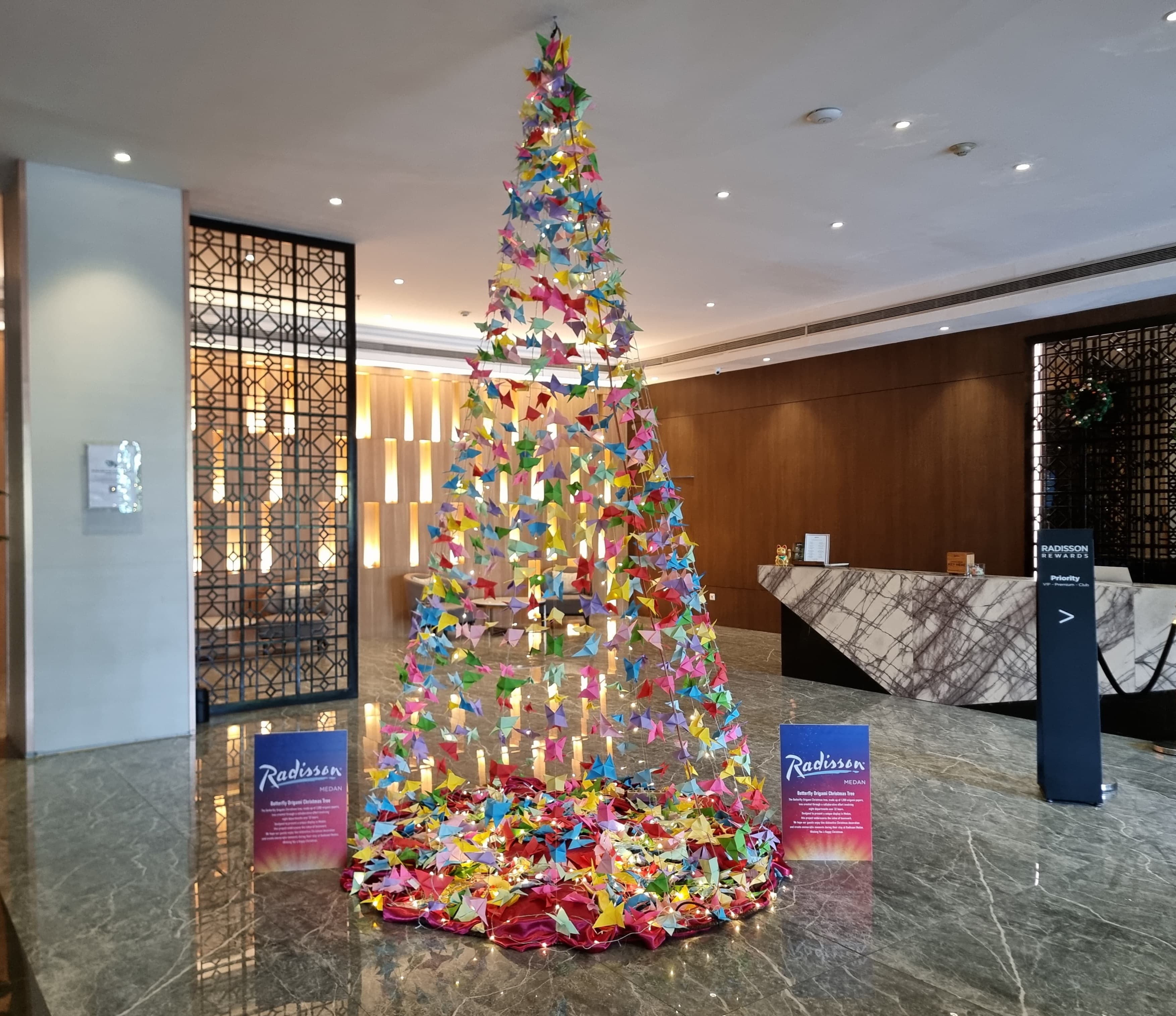 UNIK: Pohon Natal origami yang unik di Radisson&nbsp;Hotel&nbsp;Medan.(ISTIMEWA /SUMUTPOS)
