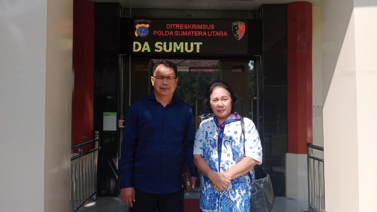 PENGADUAN: Kepsek SMA Negeri 8 Medan, Rosmaida Asiaan Purba saat buat pengaduan di Mapolda Sumut, Jumat (6/12). Sumut Pos/Dokumen&nbsp;Pribadi