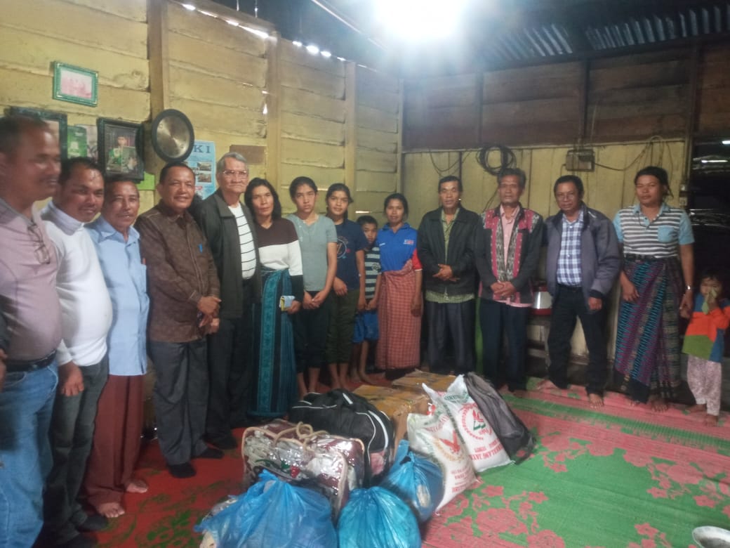 SERAHKAN: Krisman Nainggolan bersama Amper Nainggolan dan lainya saat menyerahkan bantuan kepada keluarga korban kebakaran, Masrida Nainggolan, Jumat (6/12/2024).istimewa.