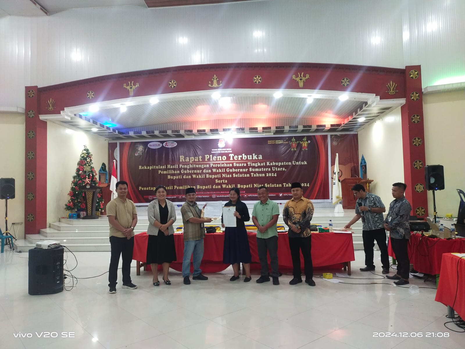 SERAHKAN: Ketua KPU Nisel serahkan berita acara dan salinan surat keputusan KPU kepada Bawaslu Nisel dan saksi masing-masing paslon.  (EURISMAN/SUMUT&nbsp;POS)