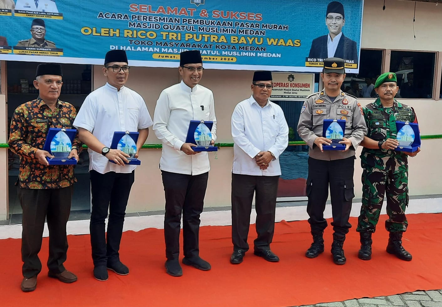 Ketua BKM Quatul Muslimin Drs Rivai Nasution MM (3 dari kanan) foto bersama Calon Wali Kota Medan Rico Waas (3 dari kiri) dan lainnya usai penyerahan cenderamata pada pembukaan pasar murah, Jumat.