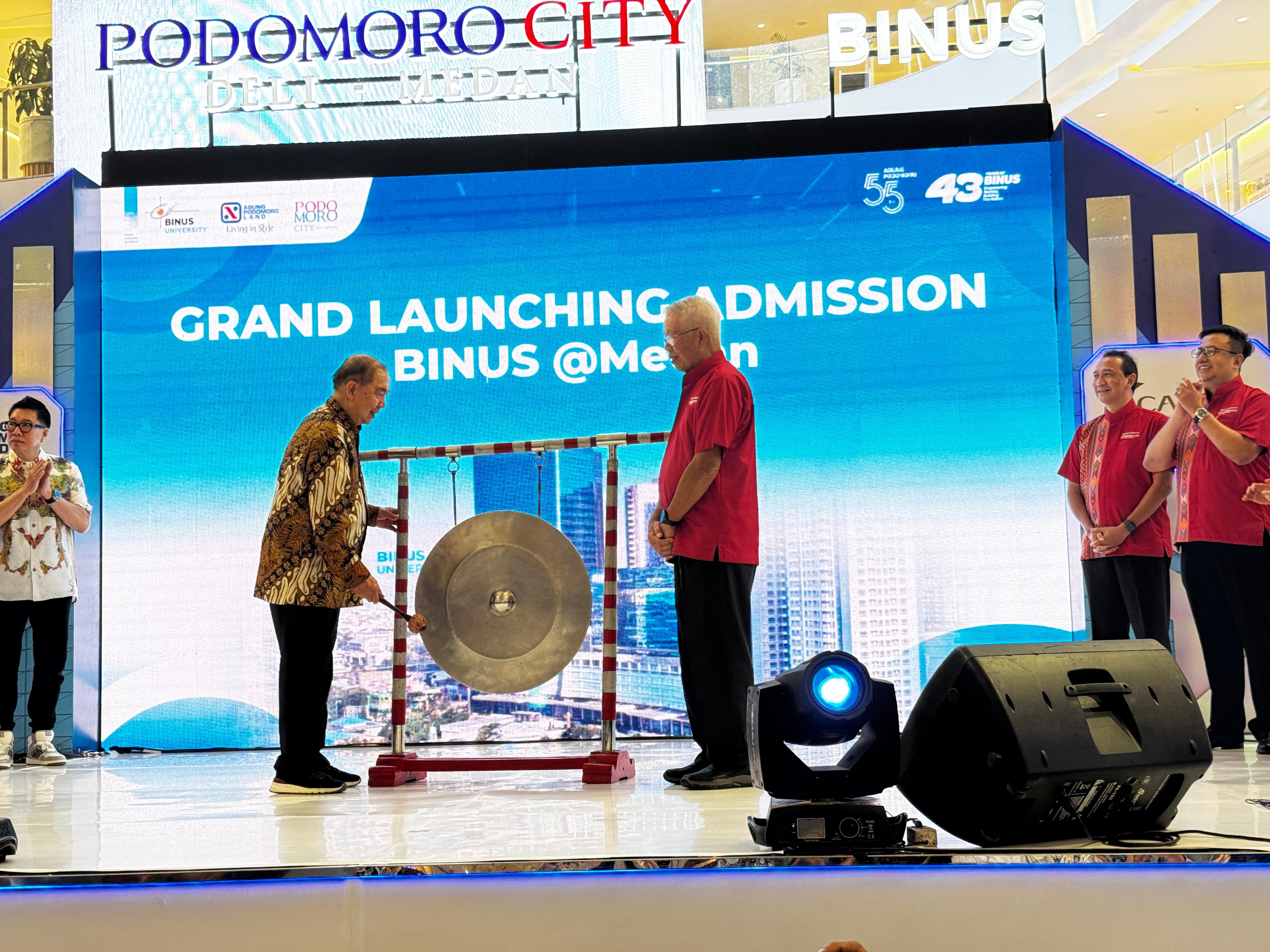 GONG: President of Binus Higher Education, Stephen Wahyudi Santoso memukul gong didampingi Dirut Agung Podomoro Delipark Medan, Sabtu&nbsp;(7/12/2024).