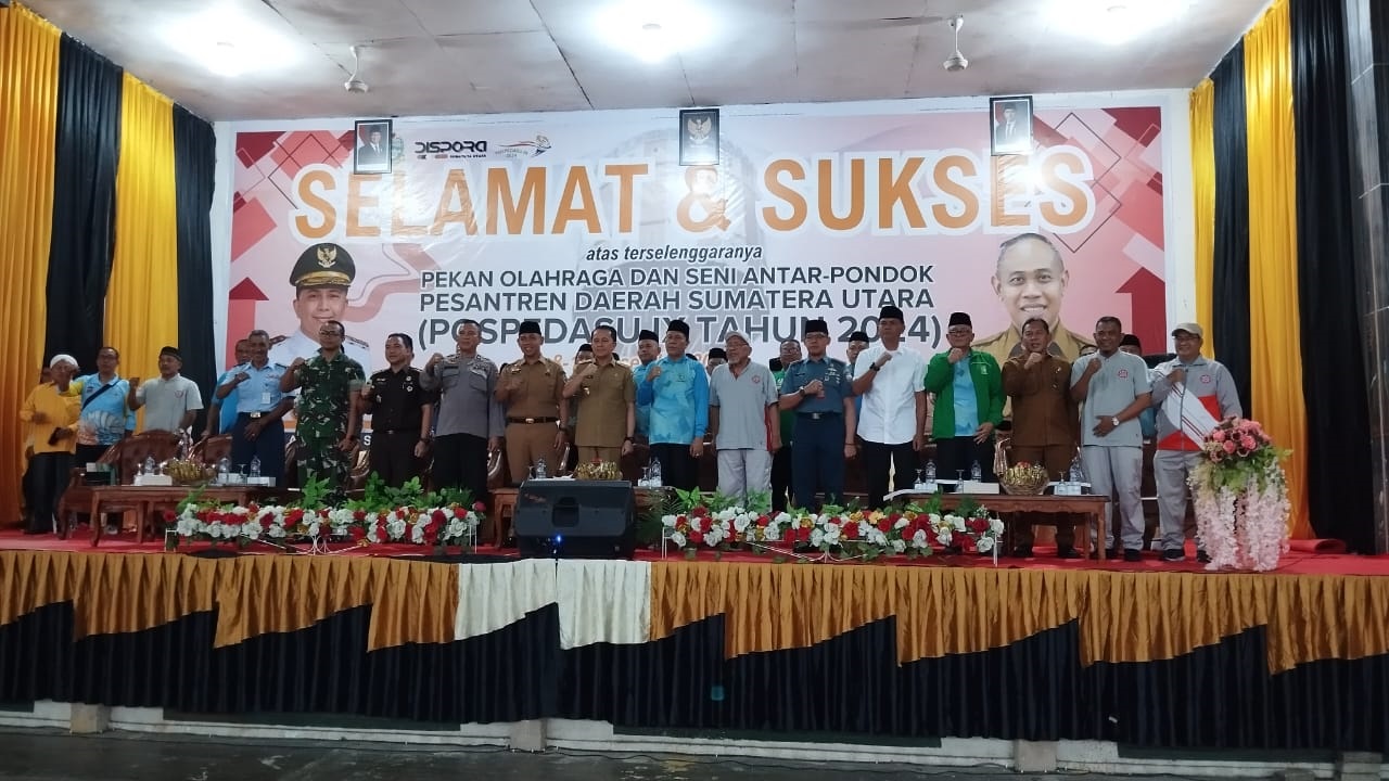 USAI PEMBUKAAN: Pj Gubsu Agus Fatoni foto bersama undangan usai membuka Pospedasu 2024 di Pondok Pesantren Ar-Raudlatul Hasanah, Medan, Senin (9/12).&nbsp;(Dispora&nbsp;Sumut)