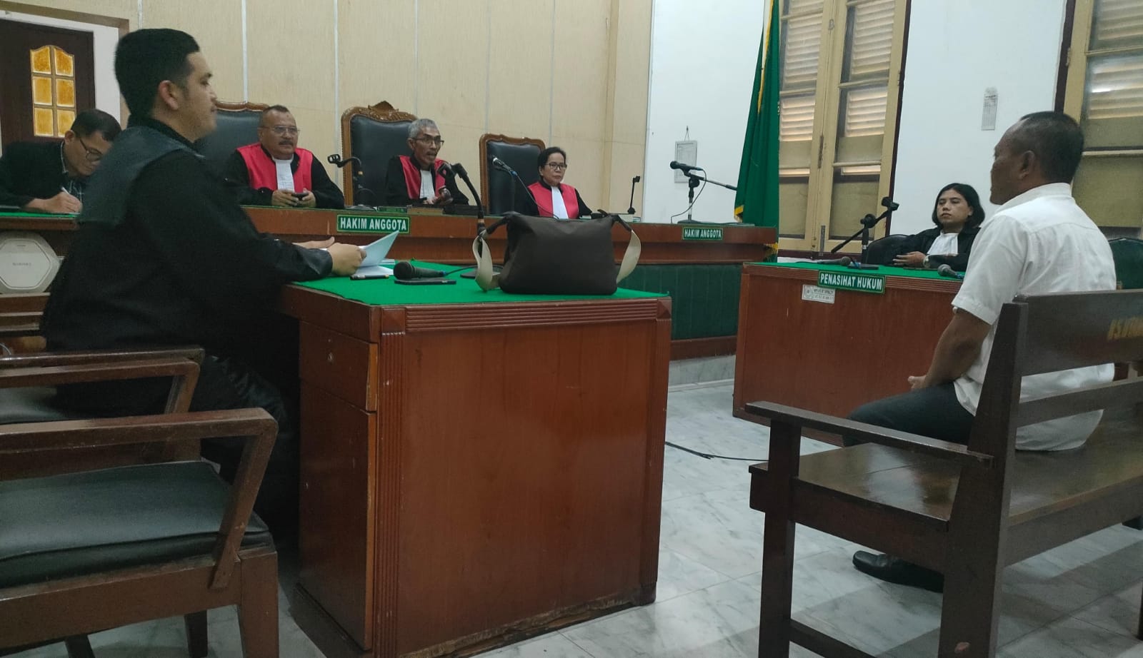 PUTUSAN: Mantan Pangulu Nagori Purwodadi, Kecamatan Pematang Bandar, Kabupaten Simalungun, Haryo Guntoro, menjalani sidang putusan di Pengadilan Tipikor Medan, Senin (9/12). AGUSMAN/SUMUT&nbsp;POS