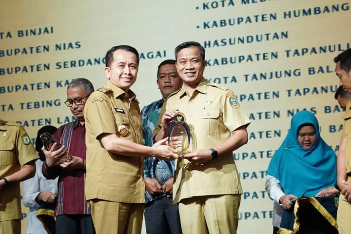 PENGHARGAAN: Pj Wali Kota Tebingtinggi Moettaqien Hasrimi ketika menerima penghargaan Kategori Informatif ajang Komisi Indonesia Awards tahun 2024 yang di serahkan Pj Gubernur Sumatera Utara.
