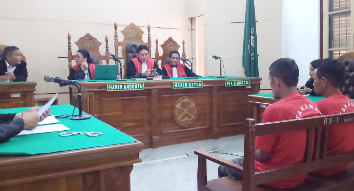 TUNUTAN: Dua terdakwa kurir sabu dan ekstasi asal Aceh, menjalani sidang tuntutan di PN Medan,&nbsp;Senin&nbsp;(9/12).