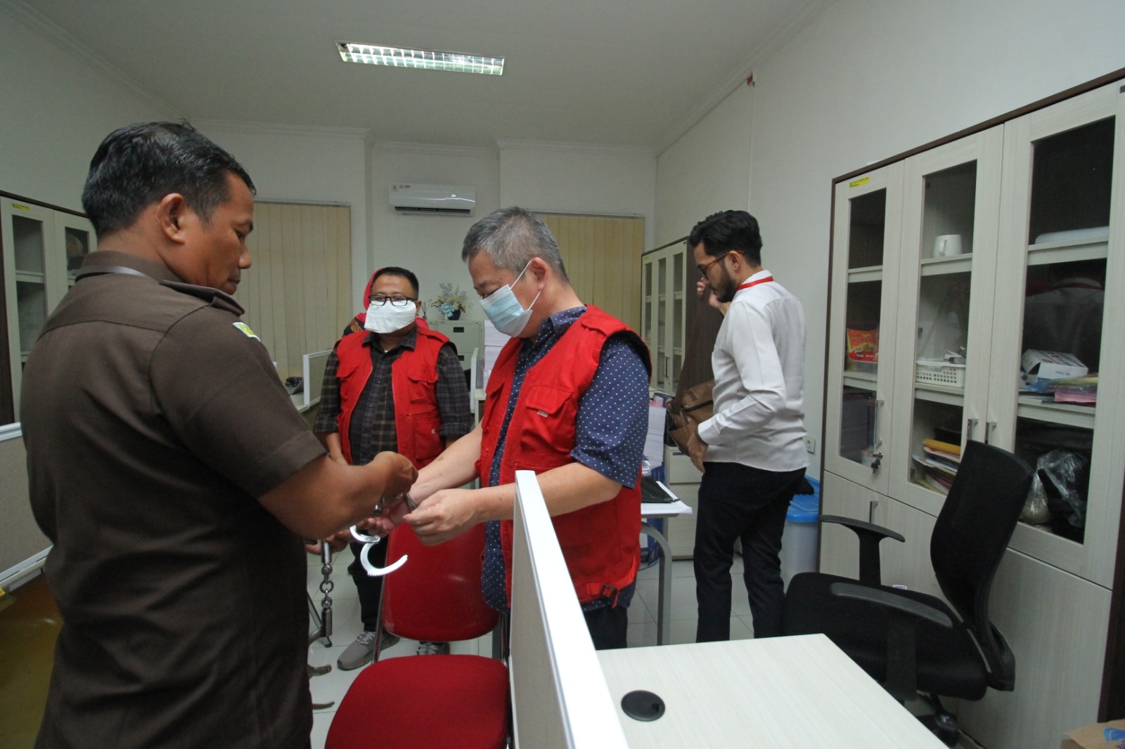 DITAHAN: Kedua tersangka dugaan korupsi Smart Airport Bandara Kualanamu ditahan kejaksaan, Senin (9/12). (Penkum Kejatisu/Sumut&nbsp;Pos)