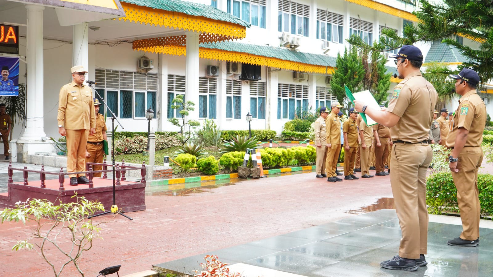 APEL: Pj Bupati Langkat, Faisal Hasrimy saat memimpin apel gabungan.(Diskominfo Langkat/Sumut Pos)