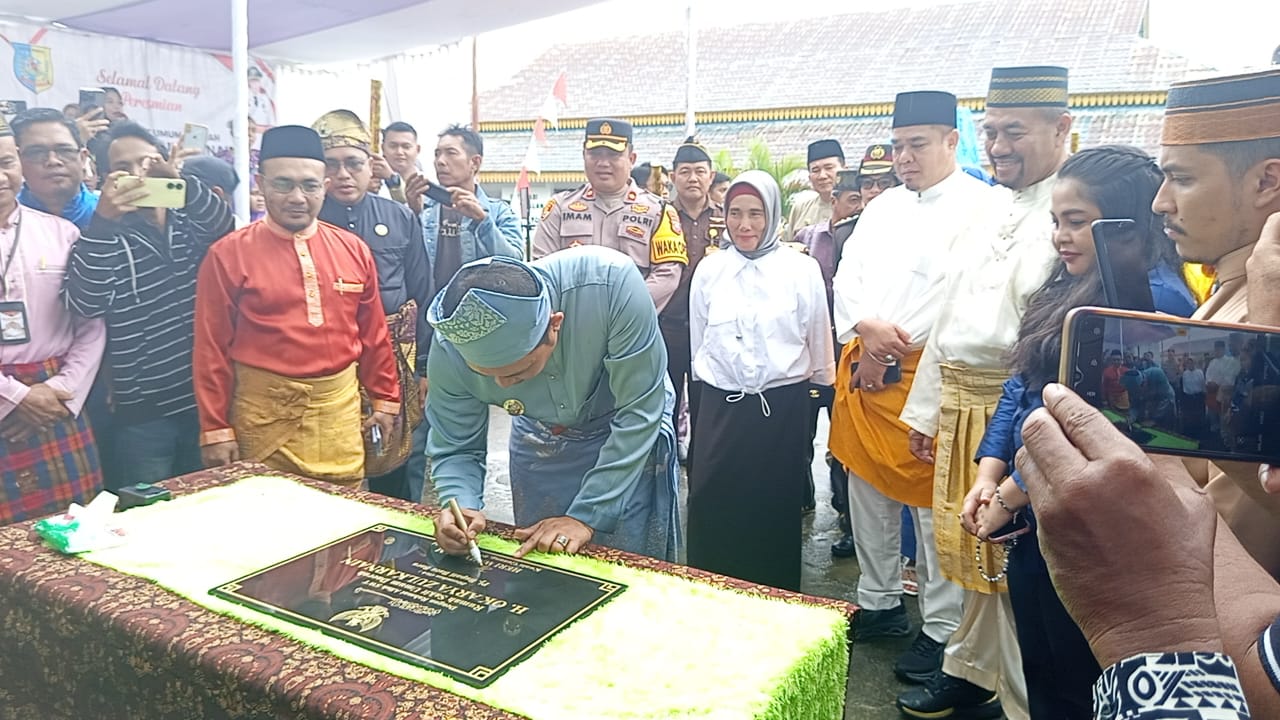 TANDATANGANI PRASASTI: Pj. Bupati H Heri Wahyudi didampingi Bupati-Wakil Bupati Terpilih  Baharuddin Siagian-Syafrizal bersama Rizzky Areytta (Pewaris) dan Khadijah (Istri Alm. Ok Arya)