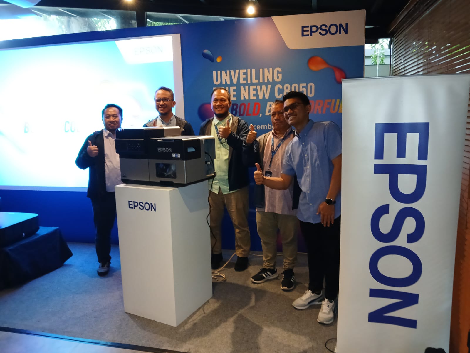 PELUNCURAN:  Manajemen Epson Indonesia meluncurkan Epson The New-CW-C8050