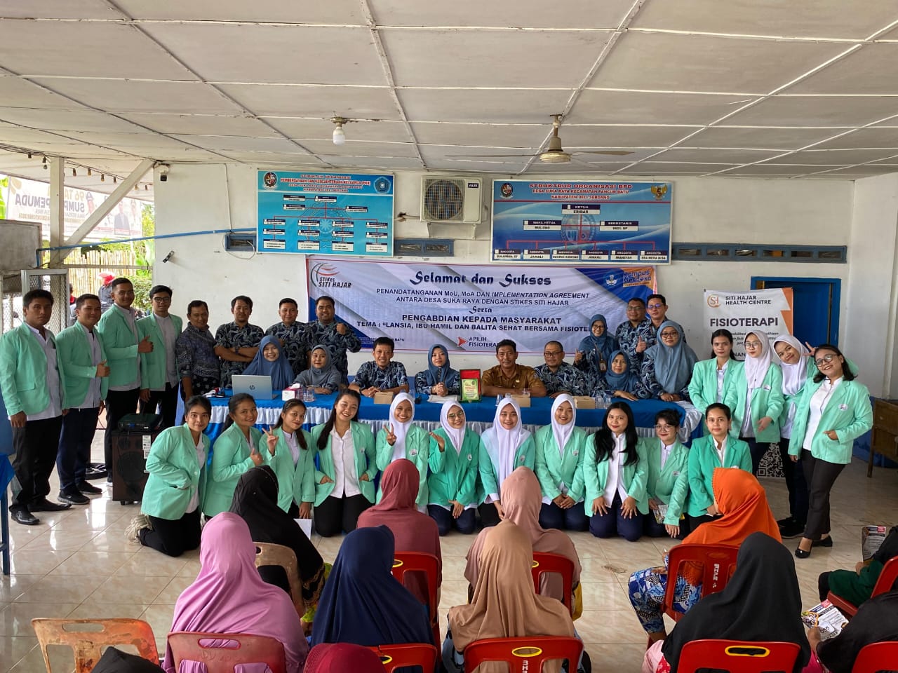 DIABADIKAN: Mahasiswa STIKES Siti Hajar foto bersama dosen dan para peserta dalam acara pengabdian masyarakat di Desa Suka Raya. FOTO: JULAIKA/SUMUT&nbsp;POS