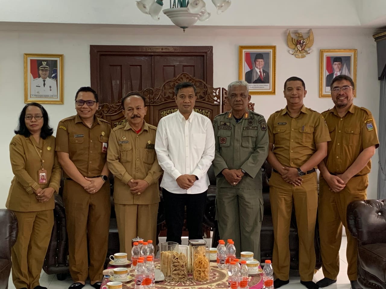 TERIMA: Pj Wali Kota Tebingtinggi Moettaqien Hasrimi ketika menerima Panitia Natal Oikumene Tebingtinggi dan Panitia Natal ASN Pemko Tebingtinggi di rumah Dinas Wali Kota Jalan Sutomo.