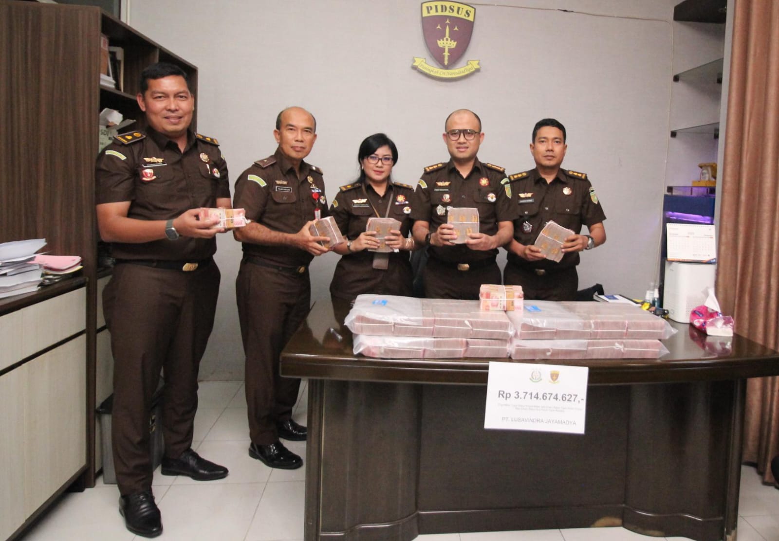 TERIMA: Pidsus Kejati Sumut menerima pengembalian kerugian negara Rp3,71 miliar, dugaan korupsi di Bandara Kualanamu. (Penkum Kejati Sumut/Sumut&nbsp;Pos)