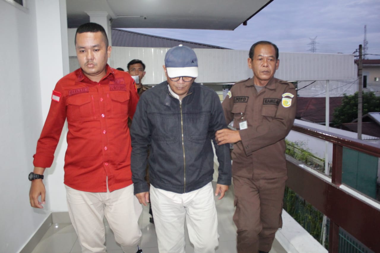 Intelijen Kejari Binjai/Sumut Pos DIKAWAL: Eks Direktur PDAM Tirtasari berinisial T (tengah) saat dikawal untuk menjalani pemeriksaan di ruang penyidik.