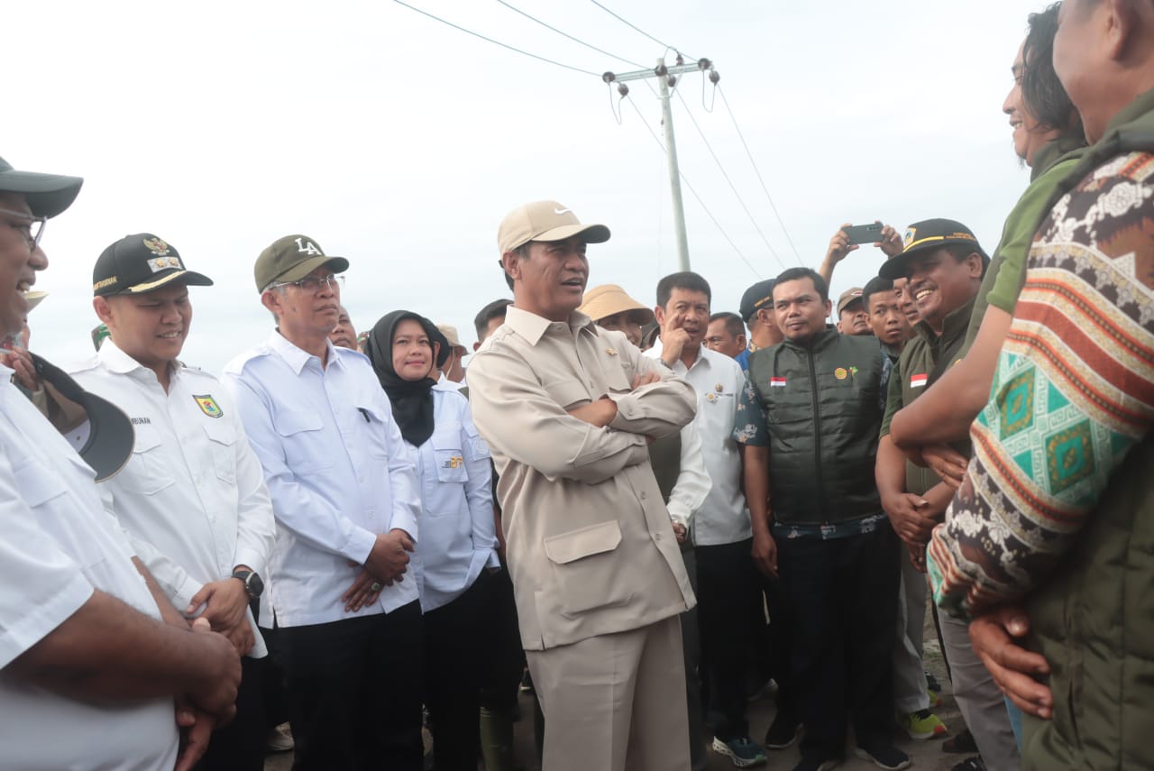 DIALOG: Menteri Pertanian RI, Andi Amran Sulaiman sedang berdialog dengan petani di Kabupaten Sergau.( FADLY/SUMUT&nbsp;POS)