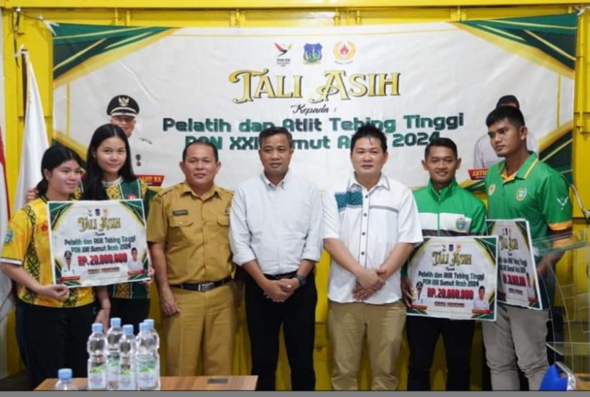 BERSAMA : Pj Wali Kota Tebingtinggi Moettaqien Hasrimi bersama Ketua KONI Tebingtinggi, Anton bersama atlet berprestasi di Sekretariat Kantor KONI Jalan Sudirman Kota Tebingtinggi beberapa waktu lalu.