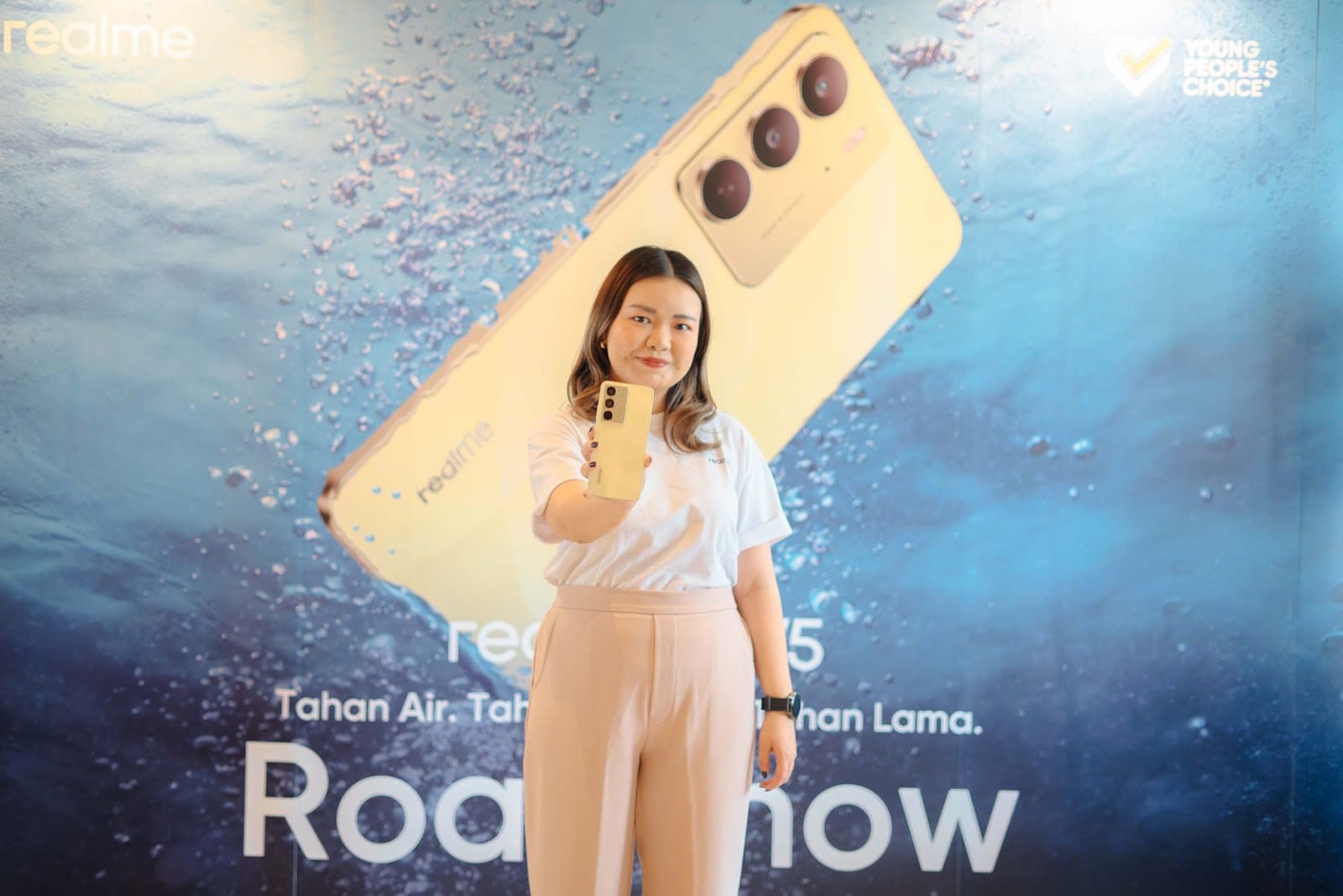 Public Relations Lead realme Indonesia, Krisva Angnieszca, saat peluncuran di Kota Medan,  Kamis&nbsp;(12/12/2024).