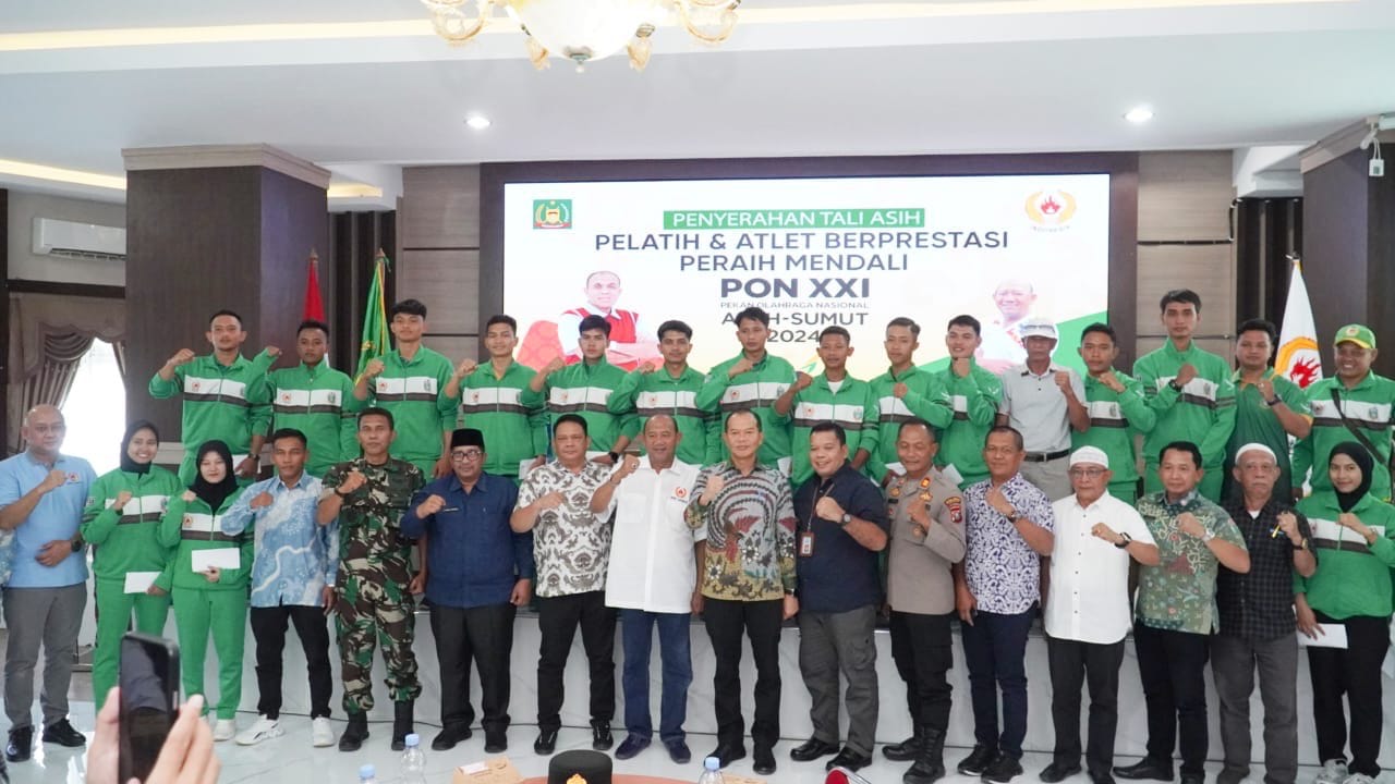 FOTO BERSAMA: Sekretaris Daerah Langkat, Amril foto bersama peserta Bimtek.(Diskominfo Langkat/Sumut Pos)
