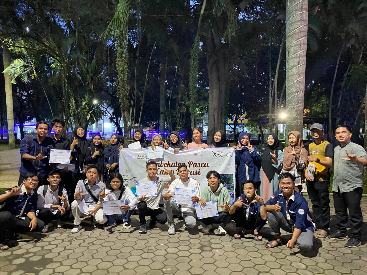 FOTO BERSAMA: Januari Riki Effendi, S.Sos  dan Ahmad Muliadi Matondang, S.Sos foto bersama dengan kawula muda yang peduli literasi. ISTIMEWA/SUMUT&nbsp;POS