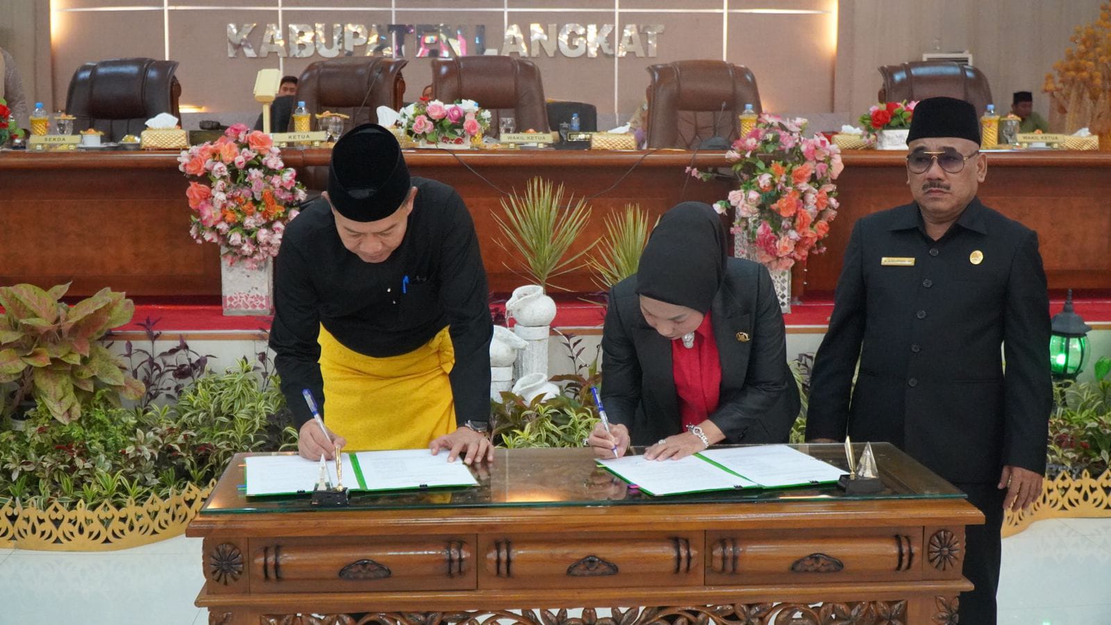 Diskominfo Langkat/Sumut Pos  BERSAMA: Sekda Langkat, Amril (kiri) bersama Ketua DPRD, Sribana Perangin-angin (tengah) menyetujui perubahan BUMD Perseroda LSN.