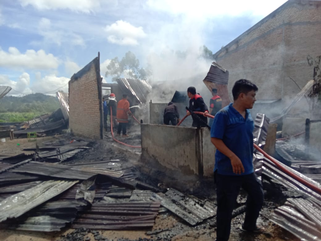 TERBAKAR. Tanpak rumah milik, Herianto Sitohang/ Junita boru Siallagan di Lingkungan 4, Kelurahan Sidiangkat, Kecamatan Sidikalang, hangus terbakar, Sabtu (14/12/2024) siang.(istimewa).