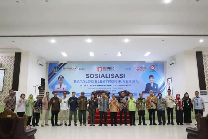 BUKA: Plt Sekdako Tebingtinggi Kamlan Mursyid membuka kegiatan Sosialisasi Katalog Elektronik Versi 6 bagi Pelaku Usaha, UMKM dan OPD, di Gedung Convention Center and Public Service. ISTIMEWA/SUMUTPOS