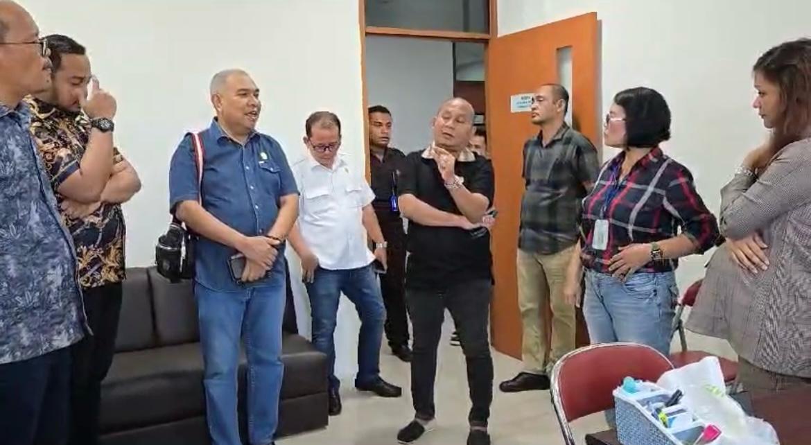 SIDAK: Ketua Komisi E DPRD Sumut, H.M Subandi (Fraksi Gerindra) didampingi sejumlah Anggota melakukan sidak ke RS Mitra Sejati Medan. ISTIMEWA/SUMUT&nbsp;POS