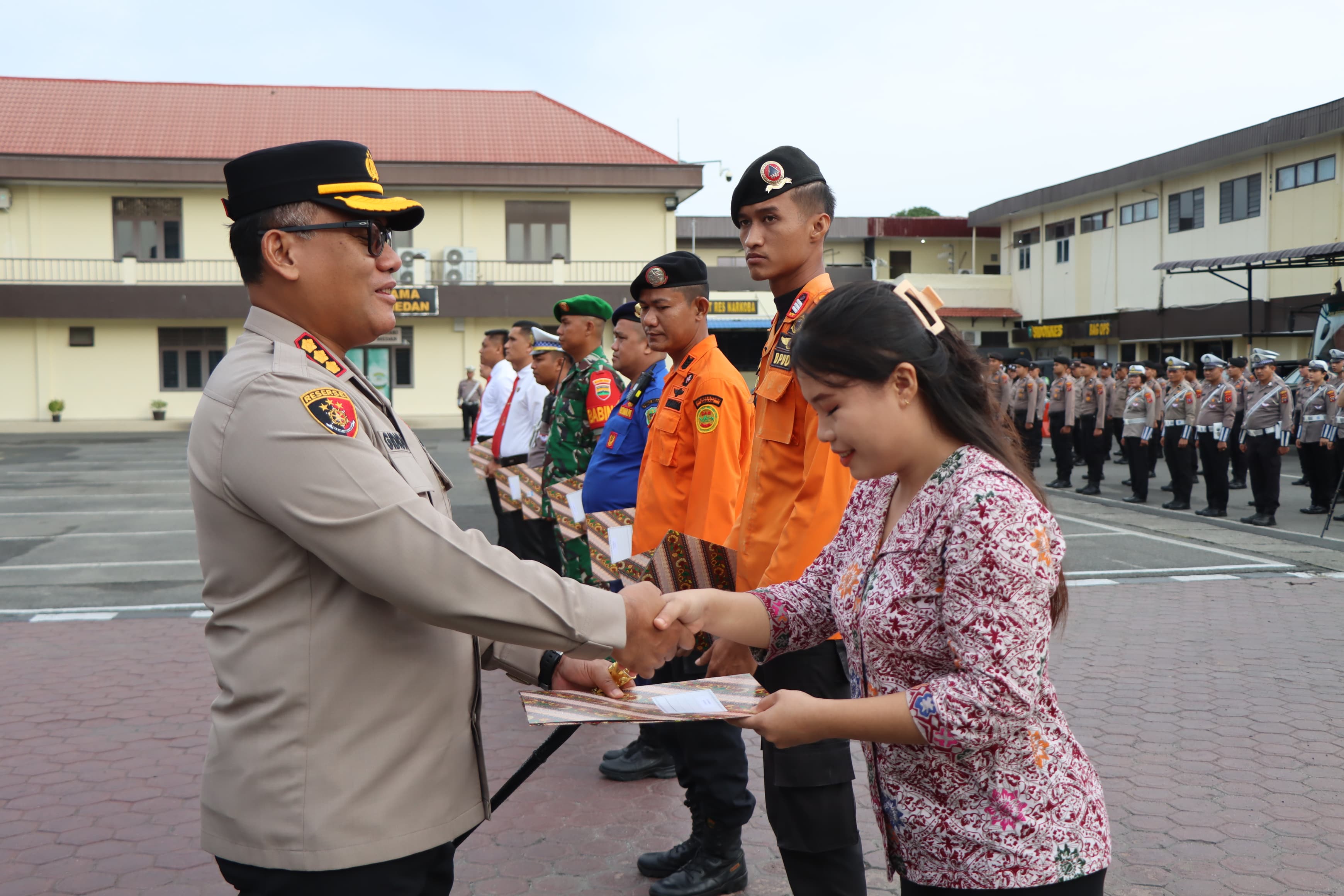 PENGHARGAAN: Kapolrestabes Medan, Kombes Pol Gidion Arif Setyawan turut memberikan penghargaan kepada Ruth Ambarita warga Kota Medan, Senin (16/12). AGUSMAN/SUMUT&nbsp;POS