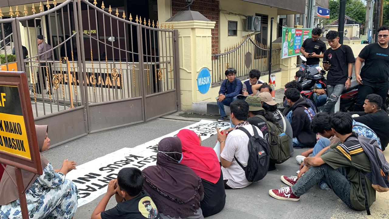 UNJUKRASA: Puluhan pelajar dan keluarga korban rudapaksa, unjukrasa di Polrestabes Medan,&nbsp;Senin&nbsp;(16/12).