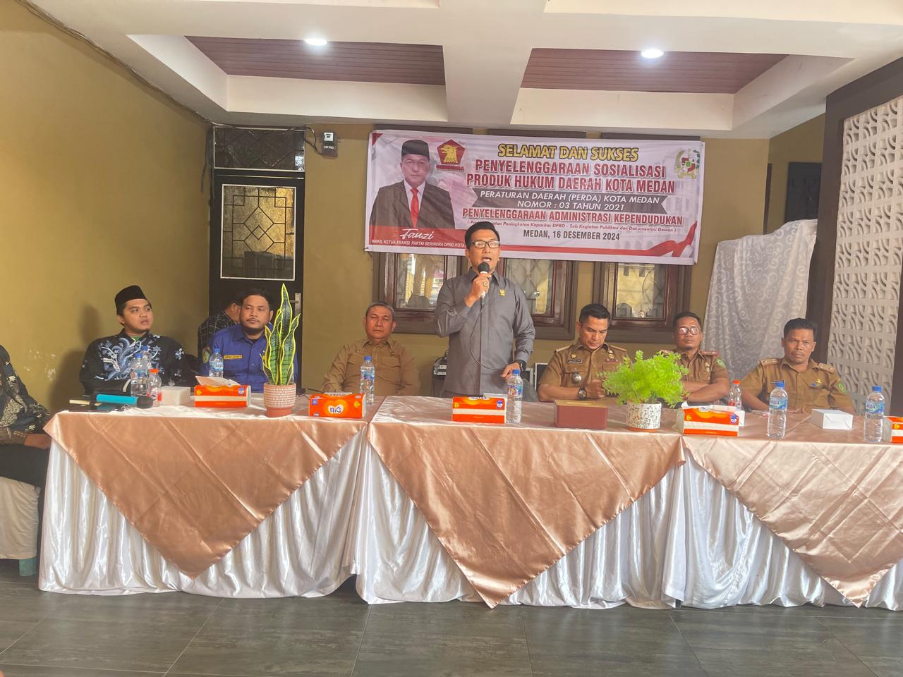 SOSIALISASI: Anggota DPRD Kota Medan, Fauzi saat menggelar Sosialiasi Produk Hukum Daerah Kota Medan No.3 Tahun 2021 di Jalan Bromo, Kecamatan Medan Area, Senin (16/12/2024).&nbsp;(Dok&nbsp;Pribadi)